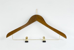 Formbügel aus Buchenholz, Nuss gebeizt, vermessingter Stift, mit Klammernsteg