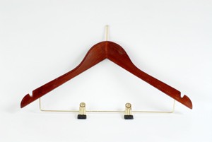 Formbügel aus Buchenholz, Mahagoni gebeizt, vermessingter Stift, mit Rockeinschnitte und Klammernsteg