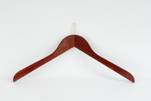 Formbügel aus Buchenholz, Mahagoni gebeitz, vermessingter Stift