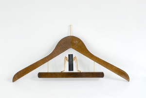 Formbügel aus Buchenholz, Nuss gebeizt, vermessingter Stift in Kombination mit Hosenspanner