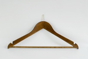 Formbügel aus Buchenholz, Nuss gebeizt, vermessingter Stift, mit Steg und Rockeinschnitte