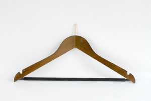 Formbügel aus Buchenholz, Nuss gebeizt, vermessingter Stift, mit rutschfestem Steg und Rockeinschnitte