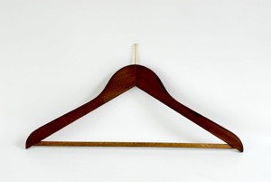 Formbügel aus Buchenholz, Mahagoni gebeizt, vermessingter Stift, mit Steg