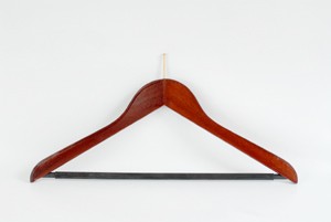 Formbügel aus Buchenholz, Mahagoni gebeizt, vermessingter Stift mit rutschfestem Steg