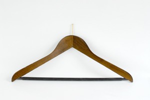 Formbügel aus Buchenholz, Nuss gebeizt, vermessingter Stift mit rutschfestem Steg