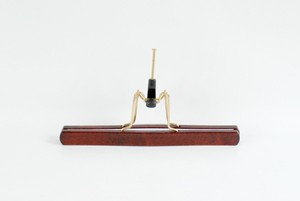 Hosen-/Rockspanner aus Buchenholz, vermessingte Metallteile, vermessingter Stift, Mahagoni gebeizt