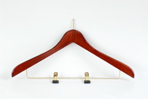 Formbügel aus Buchenholz, Mahagoni gebeizt, vermessingter Stift, mit Klammernsteg