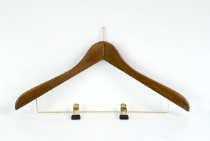 Formbügel aus Buchenholz, Nuss gebeizt, vermessingter Stift, mit Klammernsteg