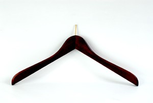 Formbügel aus Buchenholz, Mahagoni gebeizt, vermessingter Stift