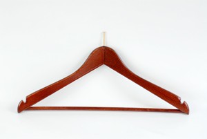 Formbügel aus Buchenholz, Mahagoni gebeizt, vermessingter Stift, mit Steg und Rockeinschnitte