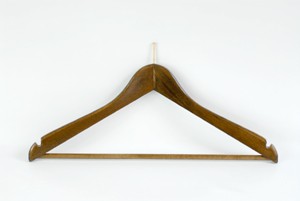 Formbügel aus Buchenholz, Nuss gebeizt, vermessingter Stift, mit Steg und Rockeinschnitte