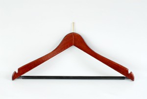 Formbügel aus Buchenholz, Mahagoni gebeizt, vermessingter Stift, mit rutschfestem Steg und Rockeinschnitte
