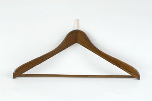 Formbügel aus Buchenholz, Nuss gebeizt, vermessingter Stift, mit Steg