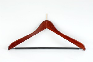 Formbügel aus Buchenholz, Mahagoni gebeizt, vermessingter Stift, mit rutschfestem Steg