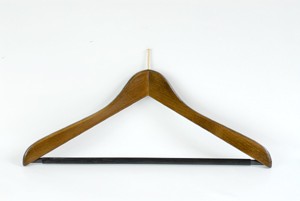 Formbügel aus Buchenholz, Nuss gebeizt, vermessingter Stift, mit rutschfestem Steg